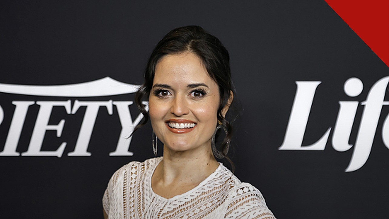 Danica McKellar revela conversão ao cristianismo: a atriz sorri em evento de divulgação nos Estados Unidos