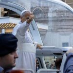 Papa Leão XIV defende matrimônio indissolúvel: o pontífice acena do papamóvel na Praça São Pedro, no Vaticano, em seu retorno após a cirurgia