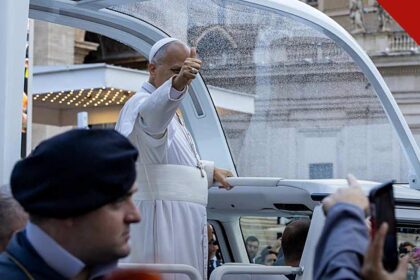 Papa Leão XIV defende matrimônio indissolúvel: o pontífice acena do papamóvel na Praça São Pedro, no Vaticano, em seu retorno após a cirurgia