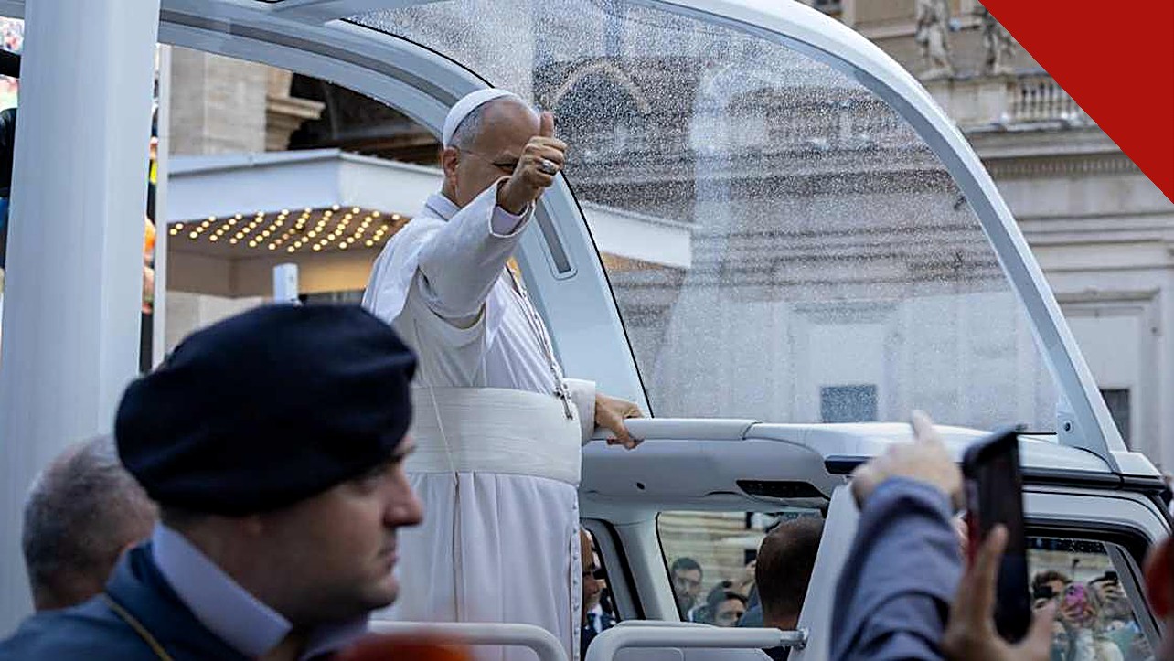 Papa Leão XIV defende matrimônio indissolúvel: o pontífice acena do papamóvel na Praça São Pedro, no Vaticano, em seu retorno após a cirurgia