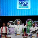 Igreja Metodista Unida perde 174 mil membros: bispos metodistas celebram a comunhão na Conferência Geral da denominação em Charlotte, nos Estados Unidos