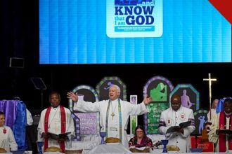 Igreja Metodista Unida perde 174 mil membros: bispos metodistas celebram a comunhão na Conferência Geral da denominação em Charlotte, nos Estados Unidos