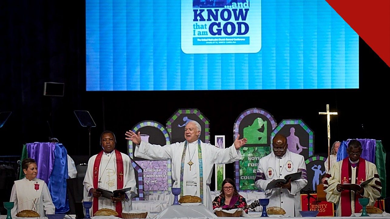 Igreja Metodista Unida perde 174 mil membros: bispos metodistas celebram a comunhão na Conferência Geral da denominação em Charlotte, nos Estados Unidos