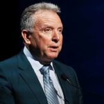 Rússia liberta professor americano Stephen Hubbard: o enviado Steve Witkoff, que anunciou a soltura, fala ao microfone
