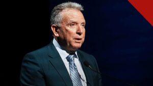 Rússia liberta professor americano Stephen Hubbard: o enviado Steve Witkoff, que anunciou a soltura, fala ao microfone