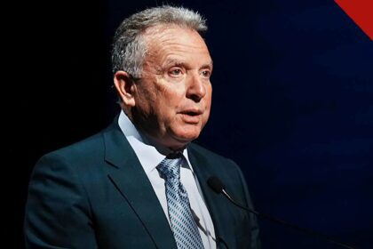 Rússia liberta professor americano Stephen Hubbard: o enviado Steve Witkoff, que anunciou a soltura, fala ao microfone