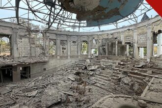 Igreja destruída por míssil na Ucrânia: interior em ruínas da Igreja Boas Novas, em Kramatorsk, após o ataque