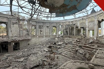 Igreja destruída por míssil na Ucrânia: interior em ruínas da Igreja Boas Novas, em Kramatorsk, após o ataque