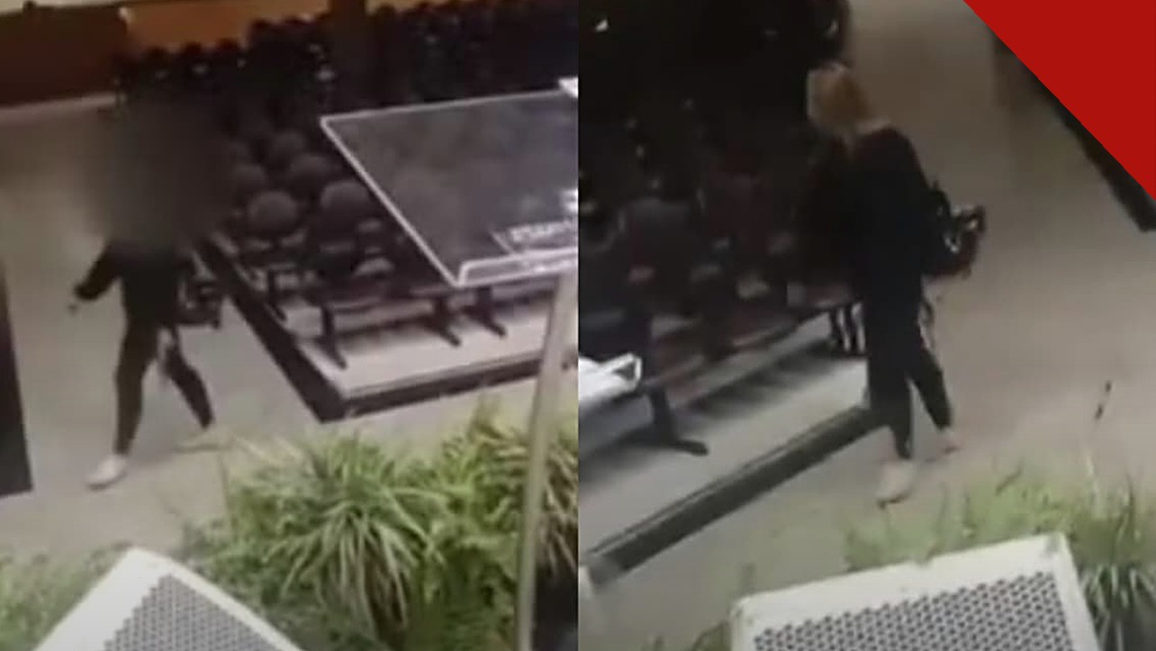 Mulher invade igreja armada em Governador Valadares: frames de câmera de segurança mostram a mulher dentro do templo