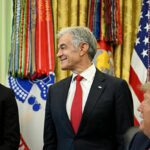 Trump anuncia recompensa por denúncia de fraude: Nick Shirley e Mehmet Oz ao lado do presidente no Salão Oval