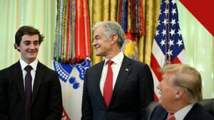 Trump anuncia recompensa por denúncia de fraude: Nick Shirley e Mehmet Oz ao lado do presidente no Salão Oval