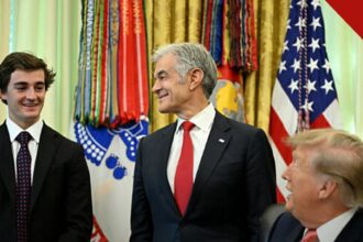 Trump anuncia recompensa por denúncia de fraude: Nick Shirley e Mehmet Oz ao lado do presidente no Salão Oval