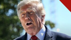 Trump terá de depor no processo contra a BBC: presidente Donald Trump falando ao ar livre, de terno escuro e gravata vermelha