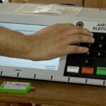 CNBB pede voto consciente no segundo turno: mão de eleitor digitando em urna eletrônica da Justiça Eleitoral