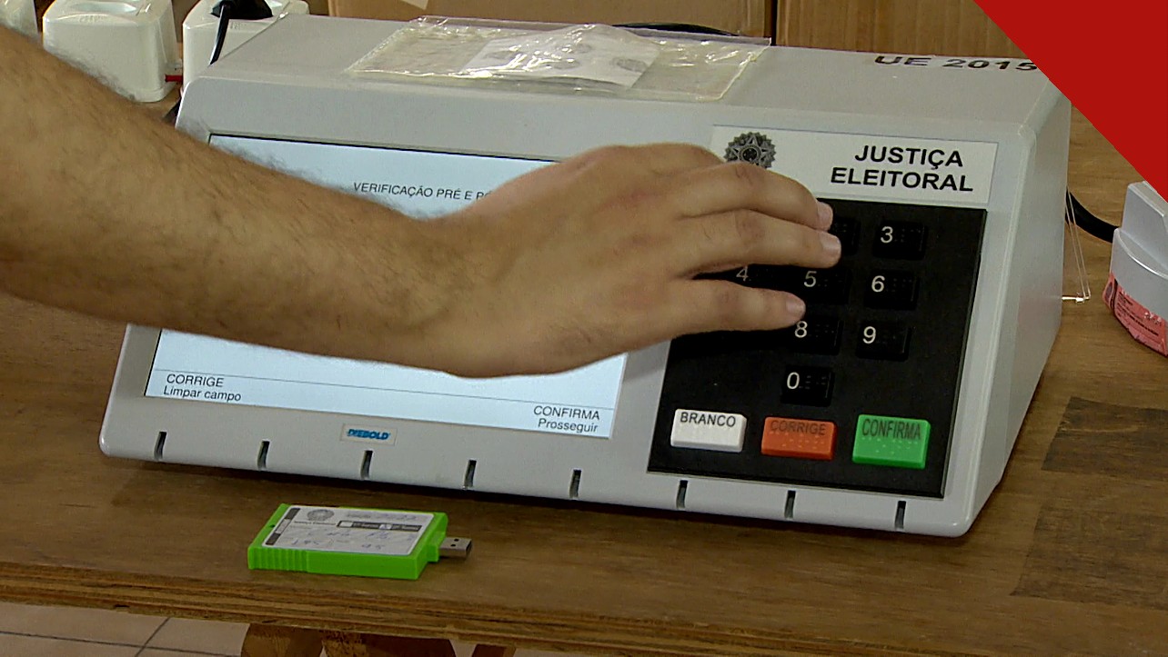 CNBB pede voto consciente no segundo turno: mão de eleitor digitando em urna eletrônica da Justiça Eleitoral