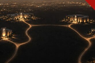 As igrejas multisite somam 1800 nos EUA: vista aérea noturna de campi de igrejas ligados por estradas iluminadas, imagem do estudo Multisite Revealed