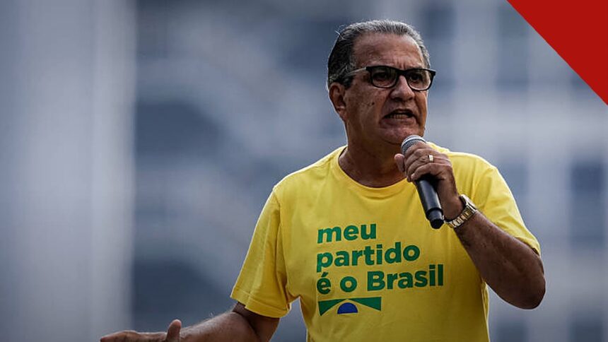 Malafaia alerta contra paixão política: pastor Silas Malafaia falando ao microfone em ato público, de camiseta amarela