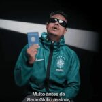 O vídeo de MC Cabelinho é derrubado no Instagram: frame do vídeo do projeto Revelando em que o funkeiro segura um documento e critica Flávio Bolsonaro