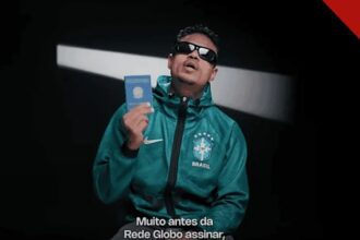 O vídeo de MC Cabelinho é derrubado no Instagram: frame do vídeo do projeto Revelando em que o funkeiro segura um documento e critica Flávio Bolsonaro