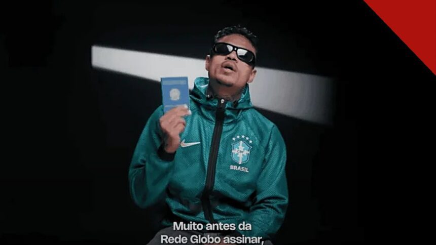 O vídeo de MC Cabelinho é derrubado no Instagram: frame do vídeo do projeto Revelando em que o funkeiro segura um documento e critica Flávio Bolsonaro