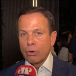 Doria anuncia apoio a Flávio Bolsonaro: ex-governador João Doria em entrevista à Jovem Pan News, falando ao microfone da emissora