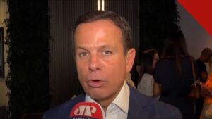 Doria anuncia apoio a Flávio Bolsonaro: ex-governador João Doria em entrevista à Jovem Pan News, falando ao microfone da emissora