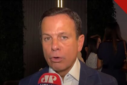 Doria anuncia apoio a Flávio Bolsonaro: ex-governador João Doria em entrevista à Jovem Pan News, falando ao microfone da emissora