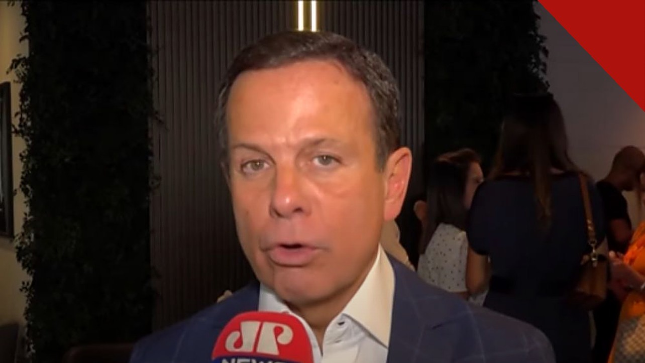 Doria anuncia apoio a Flávio Bolsonaro: ex-governador João Doria em entrevista à Jovem Pan News, falando ao microfone da emissora