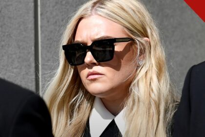Erika Kirk pede julgamento em 2027: Erika Kirk, viúva de Charlie Kirk, de óculos escuros, em registro da Associated Press durante o processo em Utah