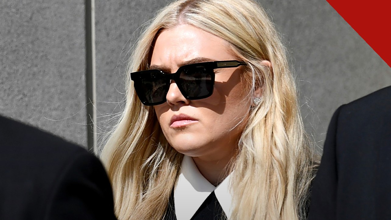 Erika Kirk pede julgamento em 2027: Erika Kirk, viúva de Charlie Kirk, de óculos escuros, em registro da Associated Press durante o processo em Utah