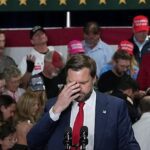 Vance lidera o Pai Nosso em comício em Nebraska: o vice-presidente JD Vance ao microfone, diante da multidão, durante o ato em North Platte