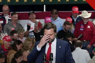 Vance lidera o Pai Nosso em comício em Nebraska: o vice-presidente JD Vance ao microfone, diante da multidão, durante o ato em North Platte
