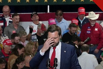 Vance lidera o Pai Nosso em comício em Nebraska: o vice-presidente JD Vance ao microfone, diante da multidão, durante o ato em North Platte