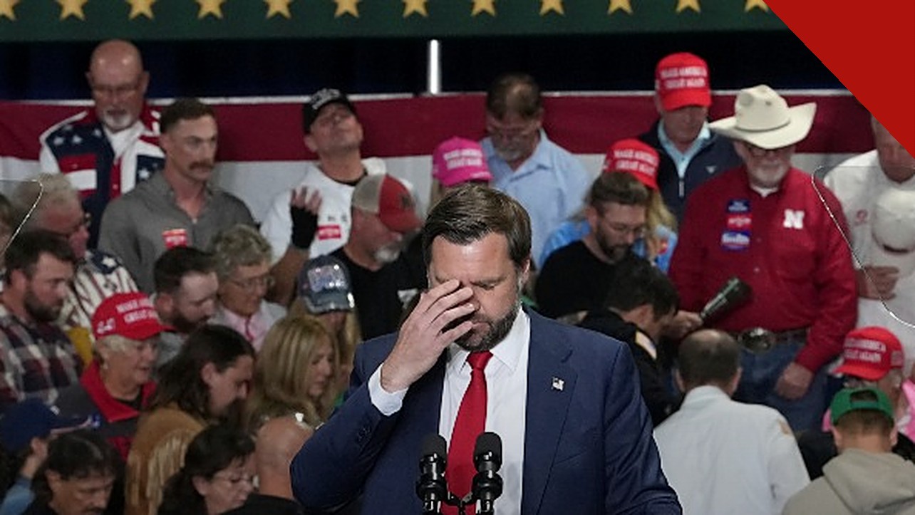Vance lidera o Pai Nosso em comício em Nebraska: o vice-presidente JD Vance ao microfone, diante da multidão, durante o ato em North Platte