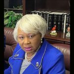A senadora Louise Lucas é indiciada por tráfico: a parlamentar da Virgínia em retrato do seu gabinete no Senado estadual