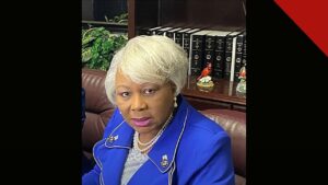 A senadora Louise Lucas é indiciada por tráfico: a parlamentar da Virgínia em retrato do seu gabinete no Senado estadual