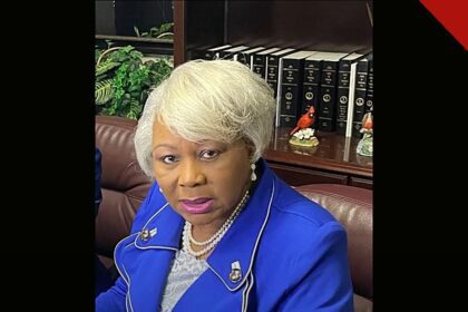 A senadora Louise Lucas é indiciada por tráfico: a parlamentar da Virgínia em retrato do seu gabinete no Senado estadual
