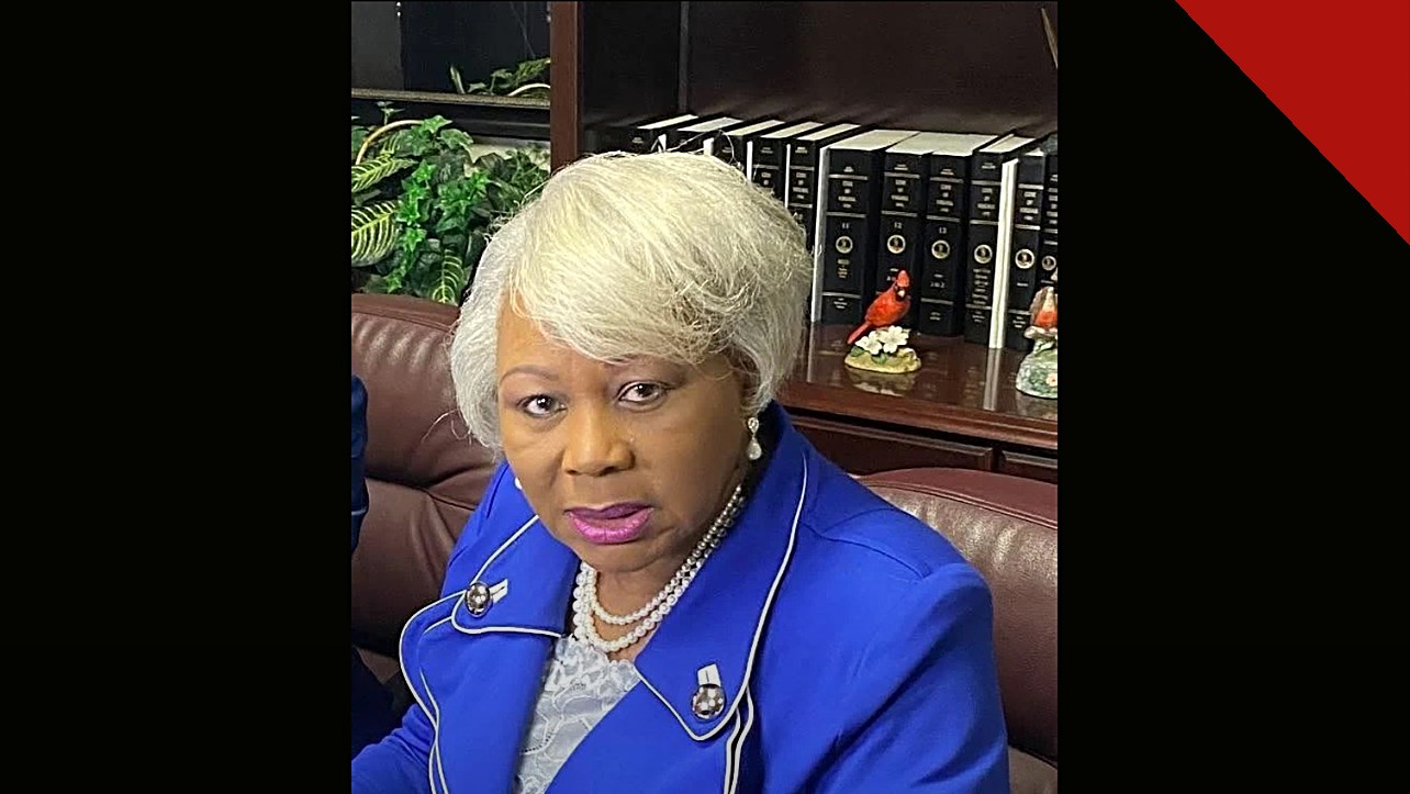 A senadora Louise Lucas é indiciada por tráfico: a parlamentar da Virgínia em retrato do seu gabinete no Senado estadual