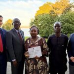 Rhoda Jatau recebe prêmio de liberdade: a cristã nigeriana exibe o certificado ao lado de membros do First Step Forum