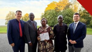 Rhoda Jatau recebe prêmio de liberdade: a cristã nigeriana exibe o certificado ao lado de membros do First Step Forum