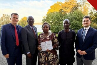 Rhoda Jatau recebe prêmio de liberdade: a cristã nigeriana exibe o certificado ao lado de membros do First Step Forum