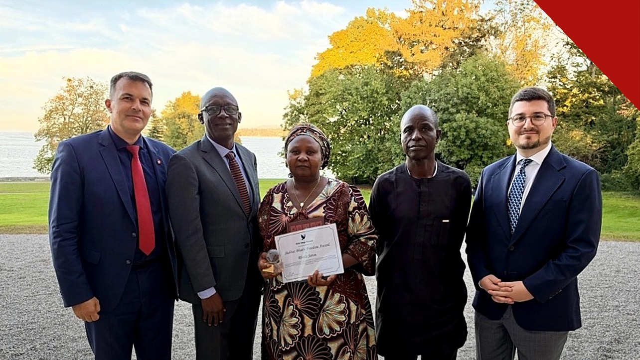 Rhoda Jatau recebe prêmio de liberdade: a cristã nigeriana exibe o certificado ao lado de membros do First Step Forum