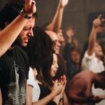 A pesquisa Barna sobre jovens na igreja: jovens em momento de adoração durante culto nos Estados Unidos