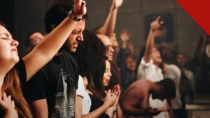 A pesquisa Barna sobre jovens na igreja: jovens em momento de adoração durante culto nos Estados Unidos