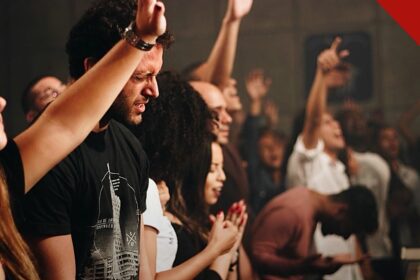 A pesquisa Barna sobre jovens na igreja: jovens em momento de adoração durante culto nos Estados Unidos