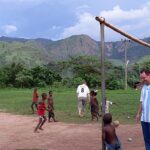 Os missionários alcançam 60 mil pessoas em Gana: crianças e moradores reunidos em vilarejo do norte do país