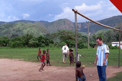 Os missionários alcançam 60 mil pessoas em Gana: crianças e moradores reunidos em vilarejo do norte do país