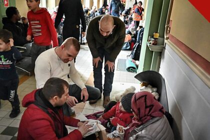 Os bispos pedem manutenção do TPS: refugiados ucranianos recebendo ajuda perto da fronteira com a Polônia