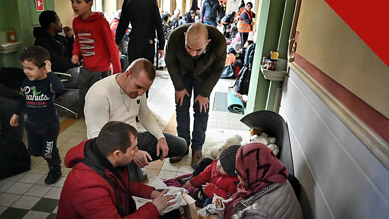 Os bispos pedem manutenção do TPS: refugiados ucranianos recebendo ajuda perto da fronteira com a Polônia