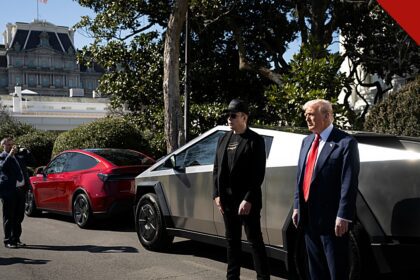 Musk doa 445 milhões para republicanos: Elon Musk ao lado de Donald Trump na Casa Branca, em Washington
